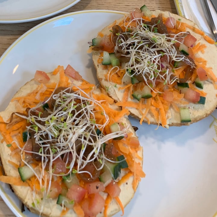 review photo of Kleinsky's DELICATESSEN Hummus shared by @caitlynclinton on 18 Apr 2021 - review
