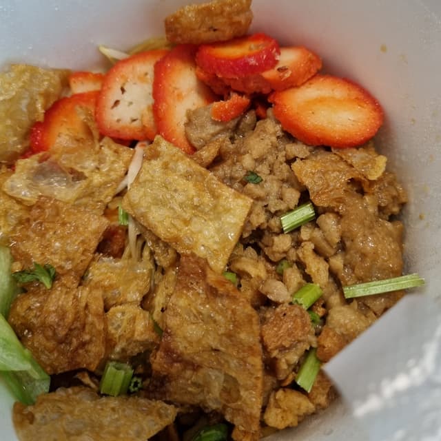 「omnimeat signature vegetarian noodles」の料理の写真
