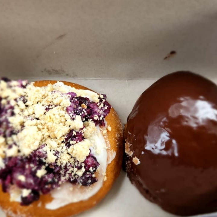 review photo of Grumpy & Runt | Little Deli & Donuts Blueberry Crumble Donut shared by @hemapatel on 05 Jul 2022 - review