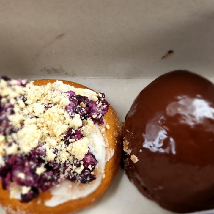 photo of Grumpy & Runt | Little Deli & Donuts Blueberry Crumble Donut shared by @hemapatel on  05 Jul 2022 - review