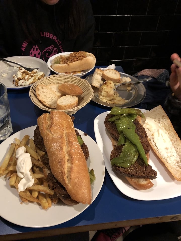 photo of B13 bar Bocadillo de seitan, pimientos y queso untado shared by @mariuca18 on  11 Apr 2020 - review