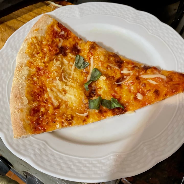 photo of CREW'S New York Pizza Pizza New York style mozzarela vegana shared by @wmdiomedi on  09 Sep 2022 - review