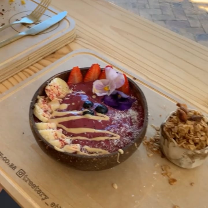 review photo of Treetery Ethical Eatery Unbeeta-bowl Smoothie Bowl shared by @caitlynclinton on 27 Feb 2021 - review