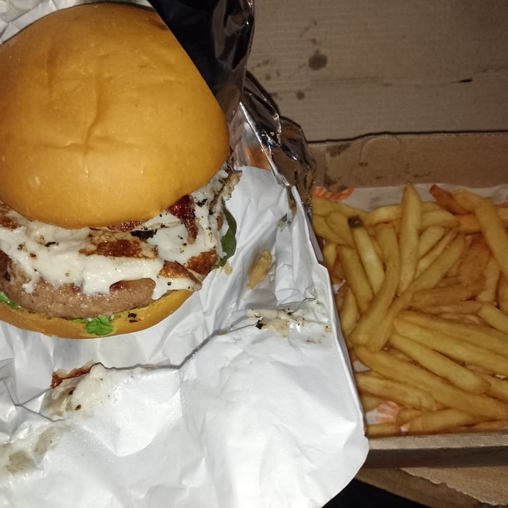 photo of Borzi Burgers Ramona con papas fritas shared by @valeveganlp on  14 Jul 2022 - review