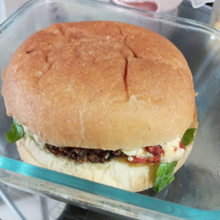 photo of VeganMunch Choriqueso Burger shared by @bettyveg on  01 Apr 2021 - review