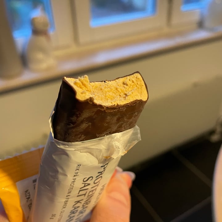 review photo of HOLISTIC Proteinbar vegan salt karamell shared by @eliska on 29 Nov 2022 - review