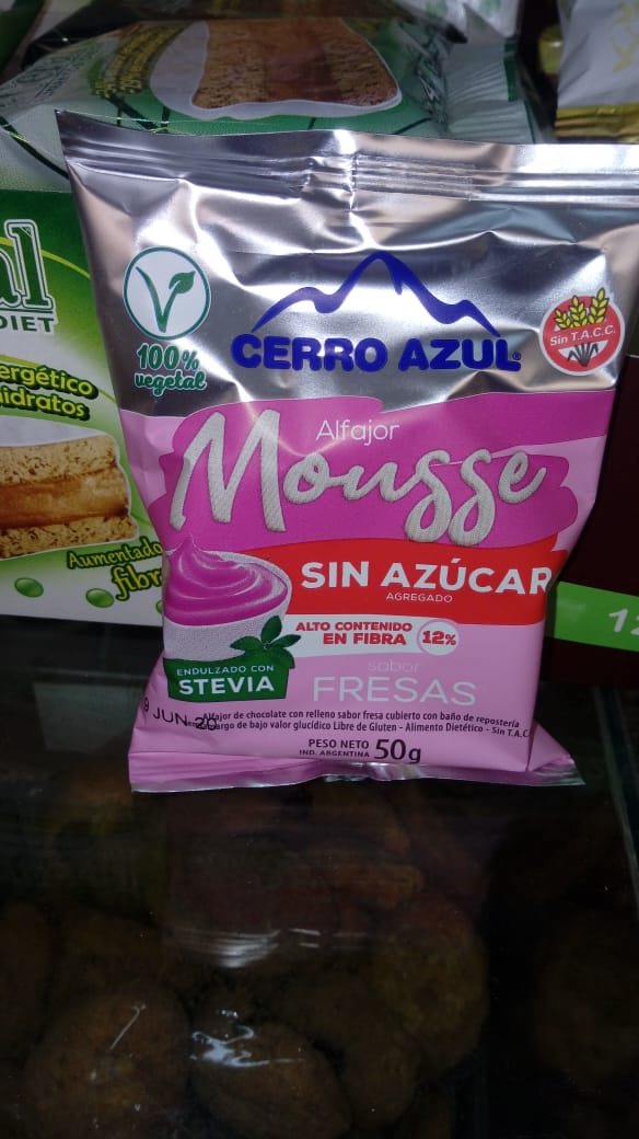photo of Cerro Azul Alfajor de Mousse de Fresas shared by @sirensveg on  30 Apr 2020 - review