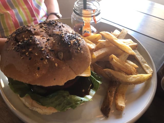 Foto do prato “Badass Beyond Burger with fries”