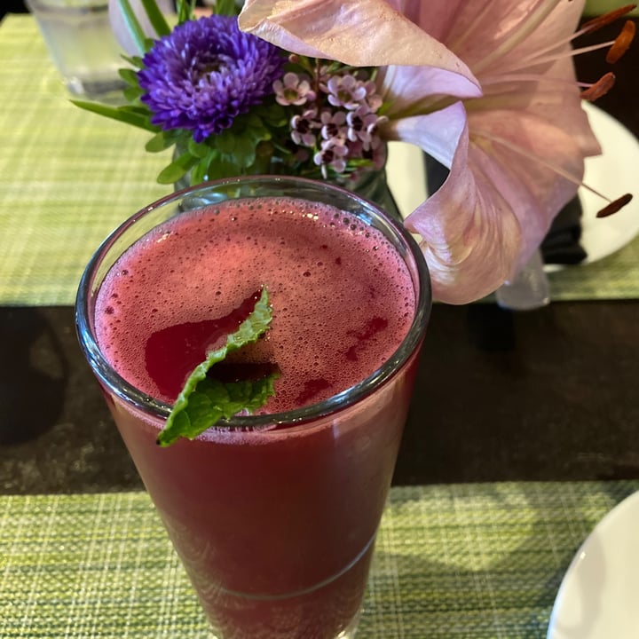 photo of Âu Lạc LA ruby cold-pressed Juice shared by @compassionatekisses on  22 May 2022 - review