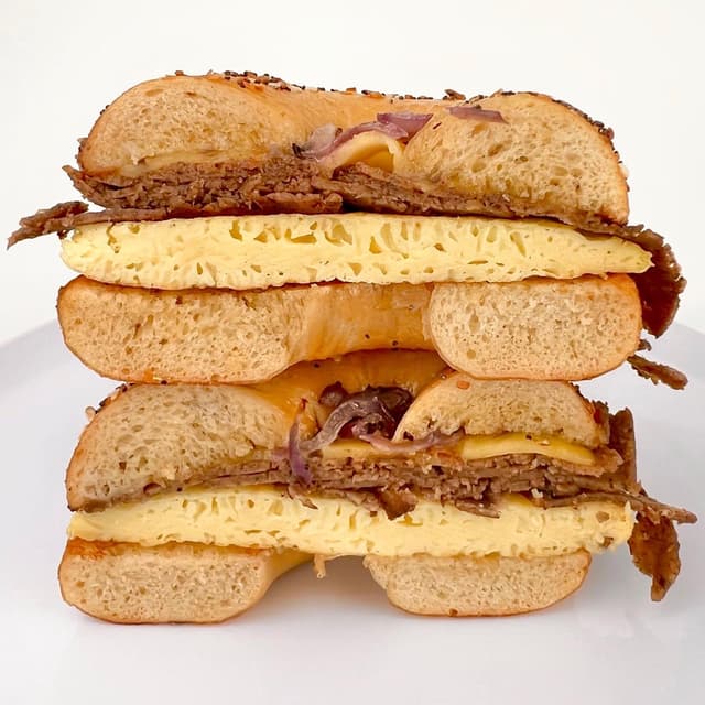 Foto do prato “Steak and Eggs Bagel Sandwich”