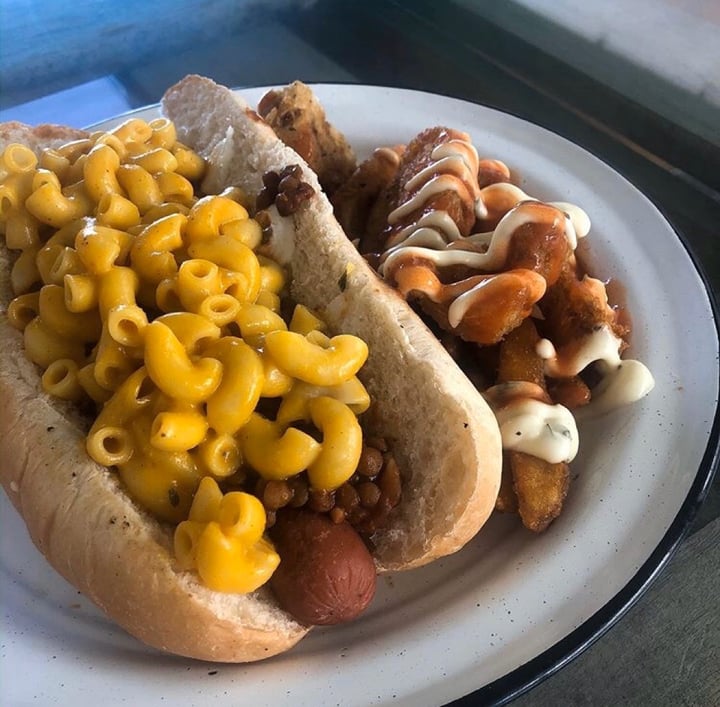 photo of VeganMunch Mac N Chilli Hot Dog shared by @paolalavegana on  20 Apr 2020 - review