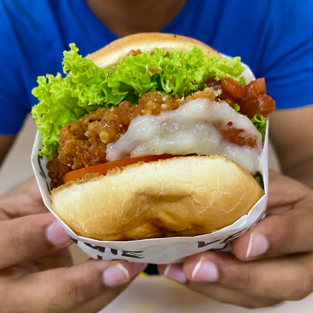 菜肴“Saucy salsa classic burger”的照片