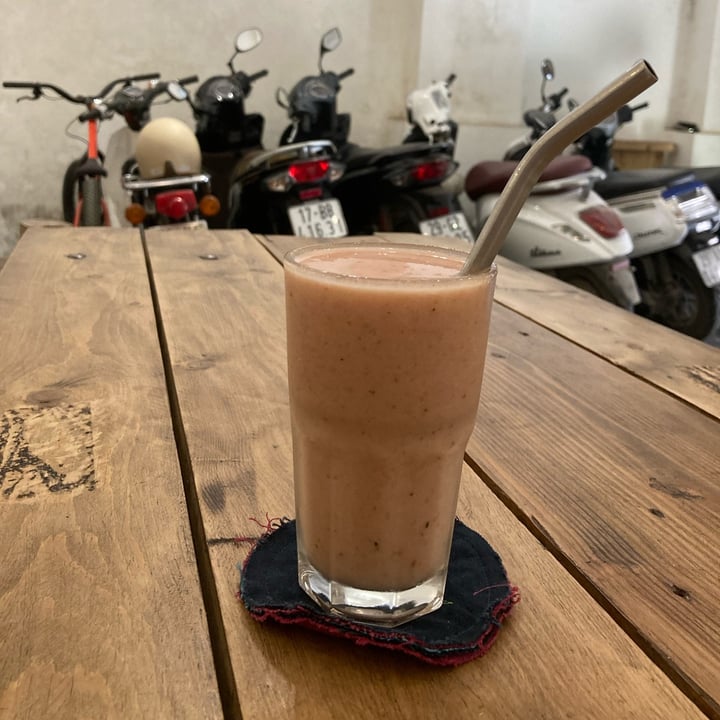 photo of Lá Studio Strawberry milkshake shared by @greenp on  12 Apr 2022 - review