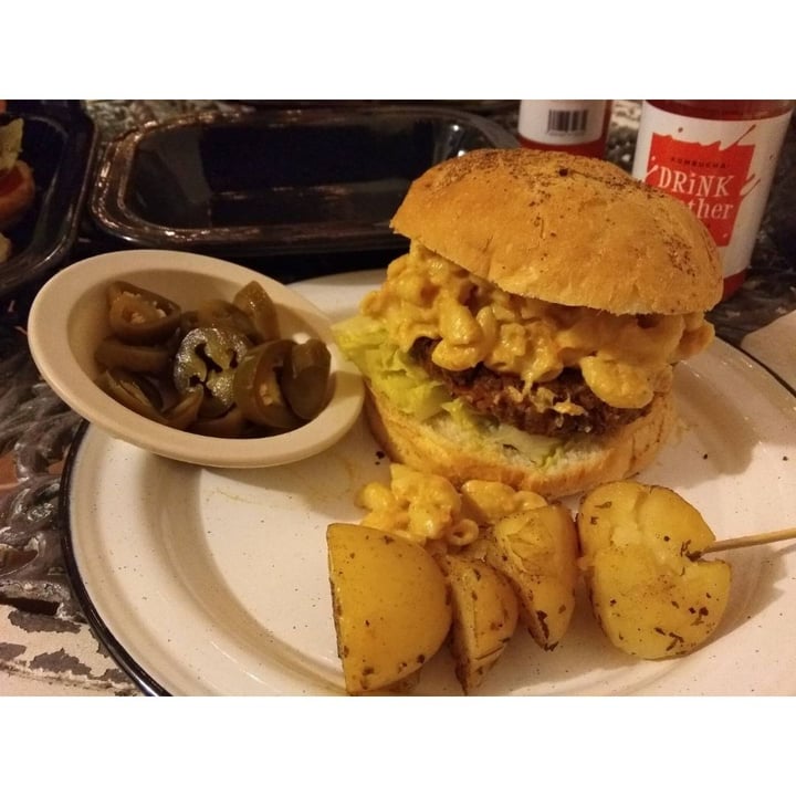 photo of VeganMunch Mac N Cheese Burger shared by @vicmartinezs on  23 Jan 2020 - review