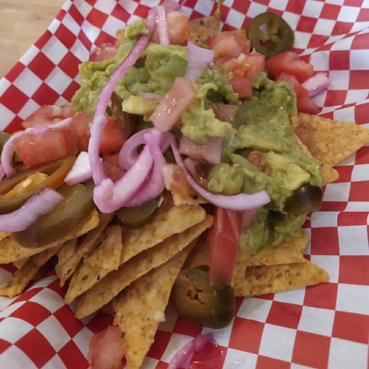 photo of La Golosa Vegan Vurger - Gracia Nachos Guacamole shared by @marinarp12 on  06 Apr 2022 - review