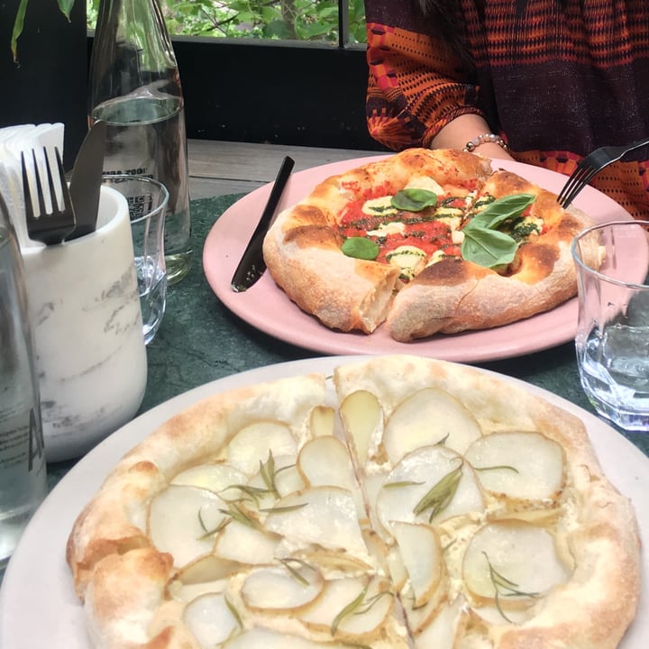 review photo of Mudrá Pizza Bianca y margarita shared by @jonipastorius on 11 Jul 2021 - review