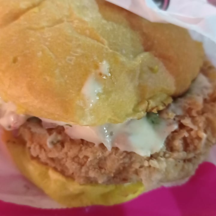 photo of Vegan Fox Saved Chick Avocado Burger shared by @malalafontan on  11 Dec 2021 - review