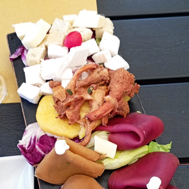 photo of Veganda Antipasto con affettati e formaggi vegetali shared by @fedeteese on  08 Sep 2022 - review