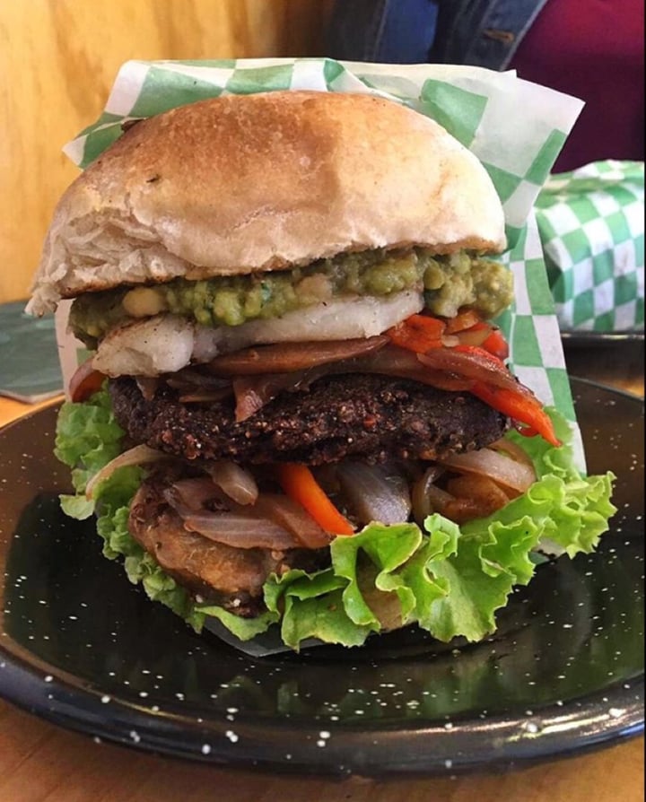photo of La Cocinita Verde - Comida Vegana Hamburguesa de falafel shared by @whynotvegan on  24 Aug 2019 - review