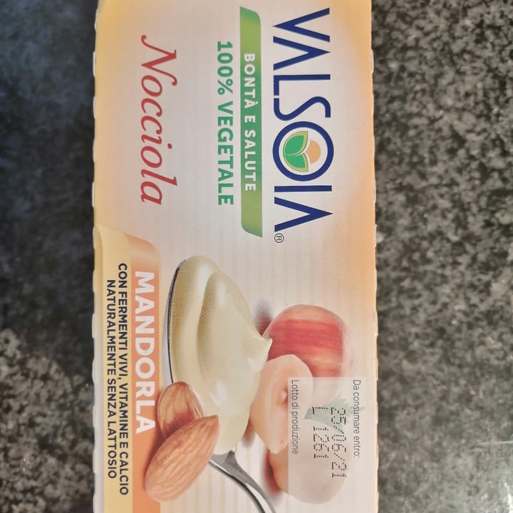 photo of Valsoia Yogurt Bianco Extra Cremoso Mandorla shared by @maurymoro on  30 Jun 2021 - review