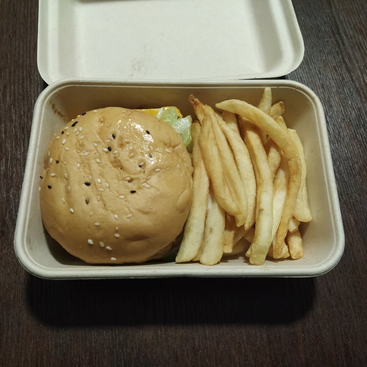 photo of Grand Hyatt Singapore Classic cheese beyond burger shared by @minli on  23 May 2021 - review