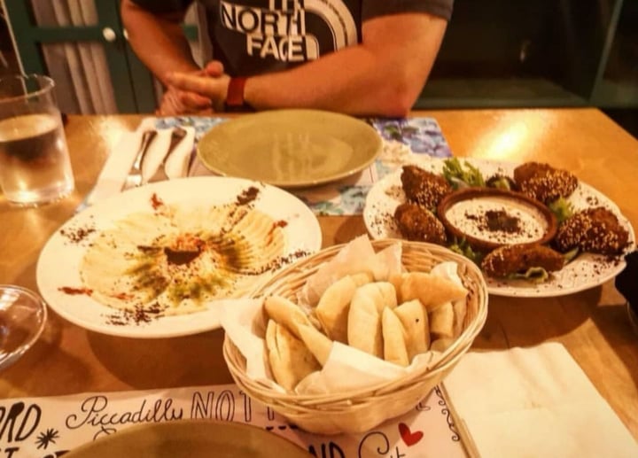review photo of Malak Bistro Falafel y hummus con pan de pita shared by @sarisloris on 31 Mar 2020 - review