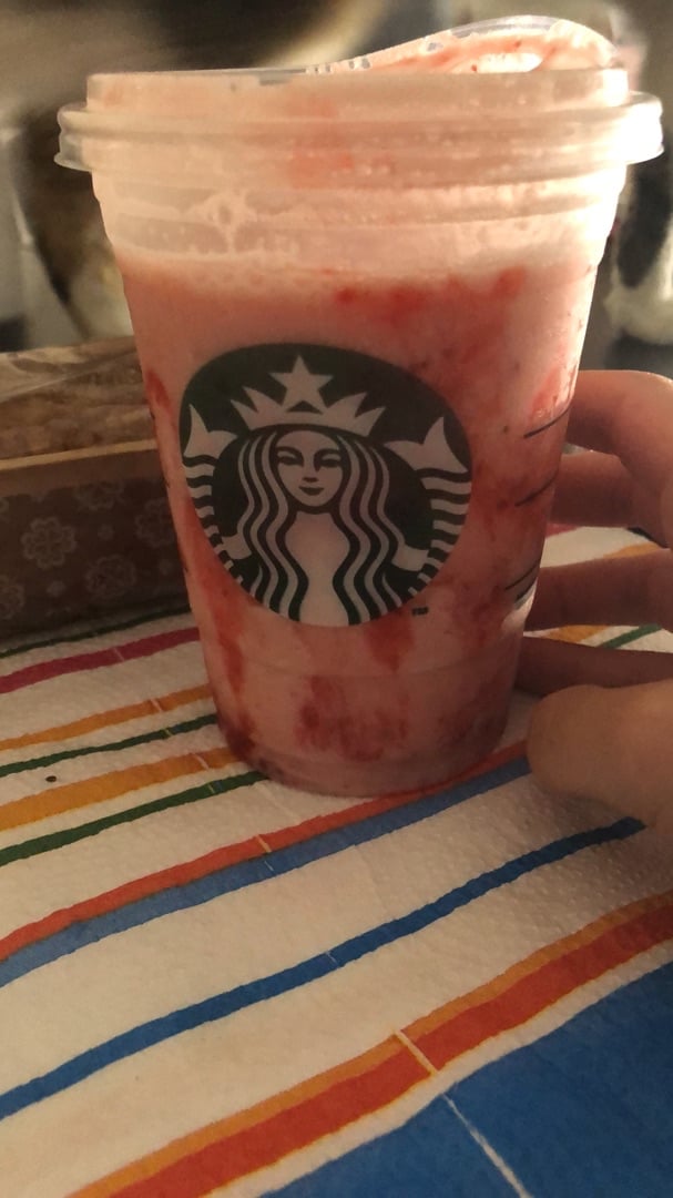 review photo of Starbucks Frappuccino frutilla con leche de soja shared by @jazminbarbara on 11 Feb 2020 - review