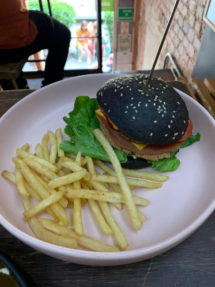 photo of Vegamo MX Cheeseburger shared by @omar0505 on  07 Mar 2020 - review