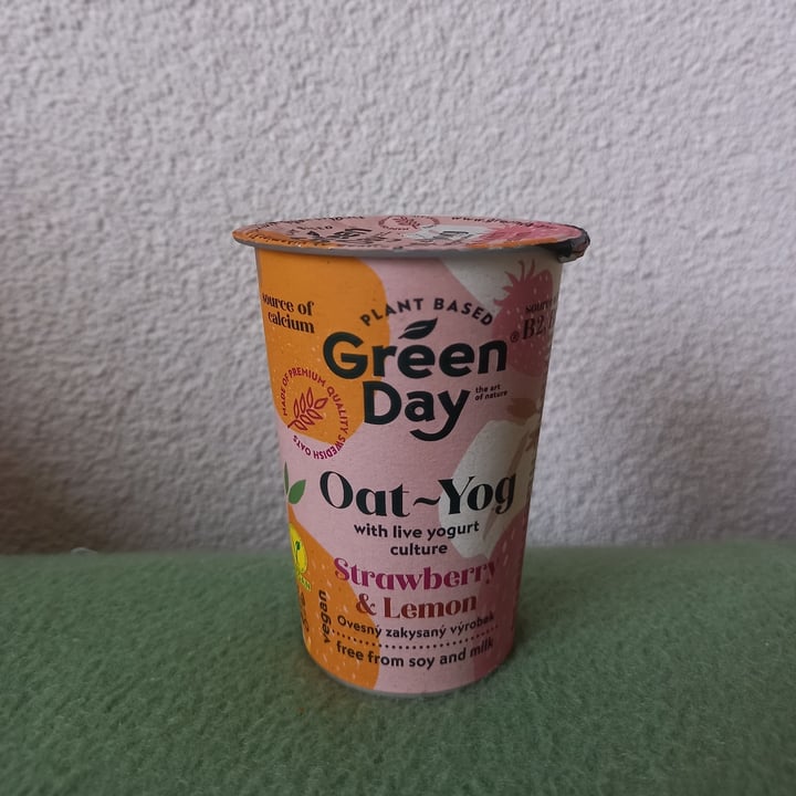 review photo of Greenday Oat Yog Strawberry & Lemon shared by @neenss on 18 May 2021 - review