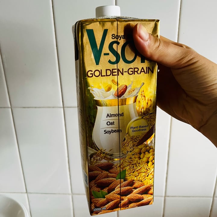 photo of V-Soy V-Soy Golden Grain Soymilk with Oats and Almond shared by @consciouscookieee on  04 Mar 2022 - review
