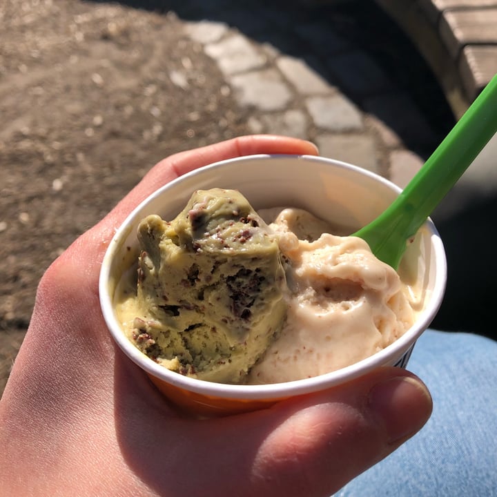 photo of Luicella's Ice Cream Osterstraße Gebrannte Mandeln & Pistazie mit Schokostücken shared by @franciiotto on  19 Apr 2022 - review