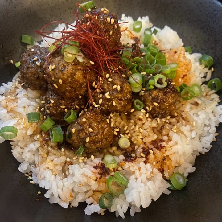 photo of Beyond Sushi glazed meatballs shared by @isabelaferreiro on  16 Dec 2022 - review