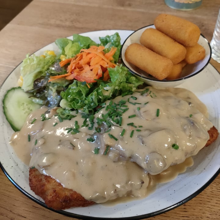 review photo of SIGGIS vegan & fresh food Crispy - Vegan Schnitzel shared by @estellelou on 31 Oct 2021 - review