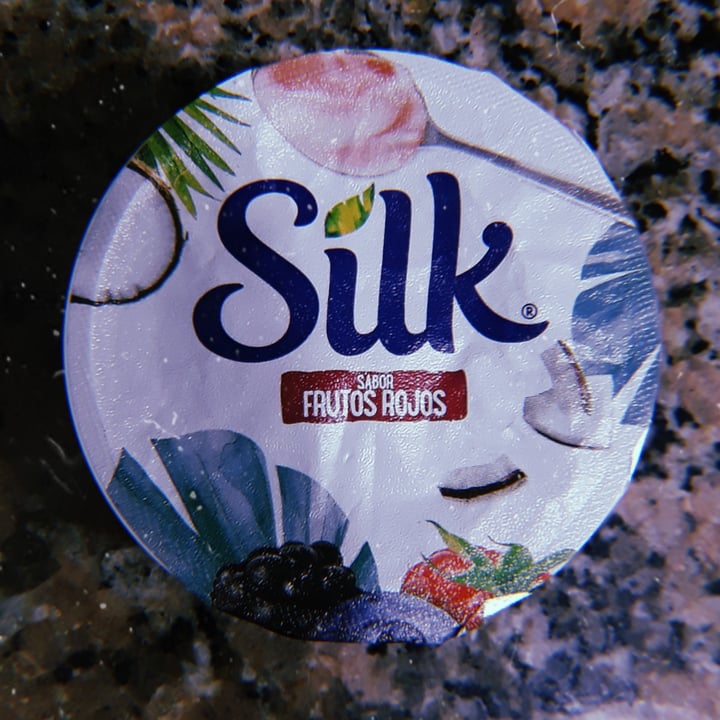 photo of Silk Producto fermentado a base de coco sabor frutos rojos shared by @nanicuadern on  08 Nov 2022 - review