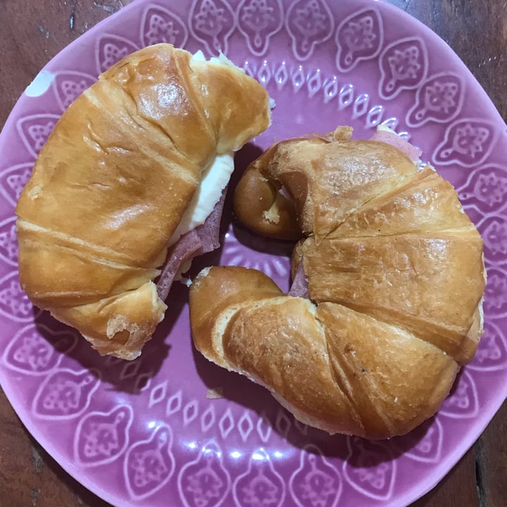 review photo of Futuro veggie Medialuna con Jamón Y Queso shared by @candeeev on 13 Nov 2021 - review