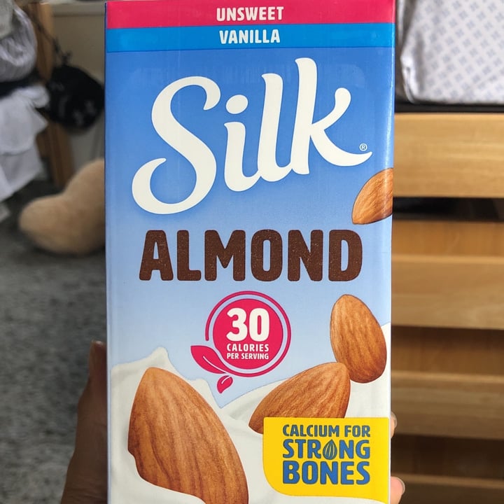 photo of Silk 40 cal unsweetened vanilla Almond Milk shared by @zoewerner on  15 Oct 2021 - review