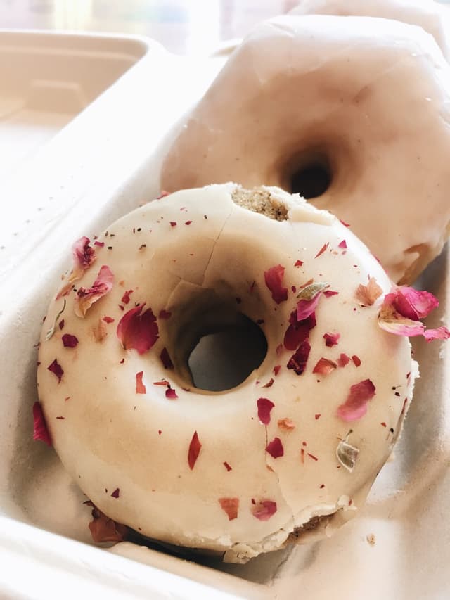 菜肴“Earl Grey & Vanilla Bean Donuts”的照片
