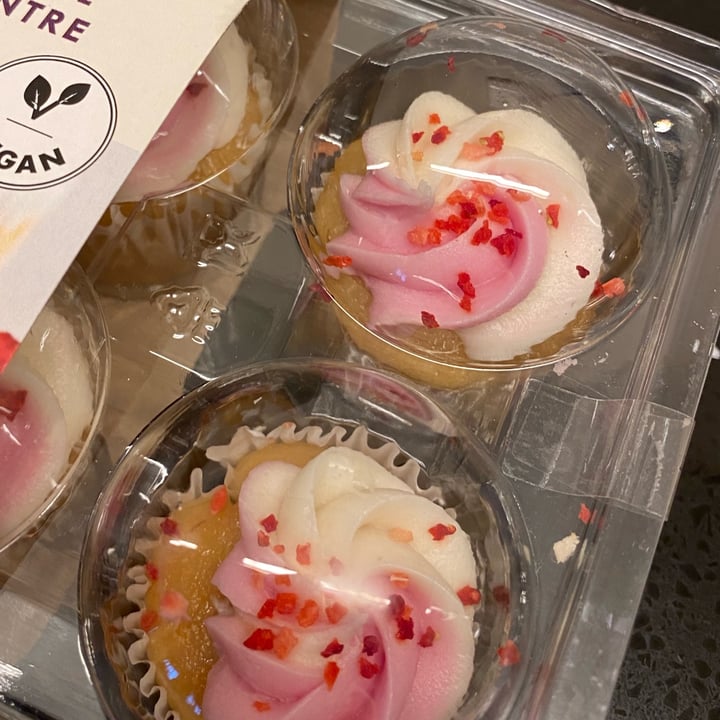 photo of Woolworths Food 6 Berry & vanilla swirl hidden centre cupcakes shared by @manoshapiro on  11 Mar 2022 - review