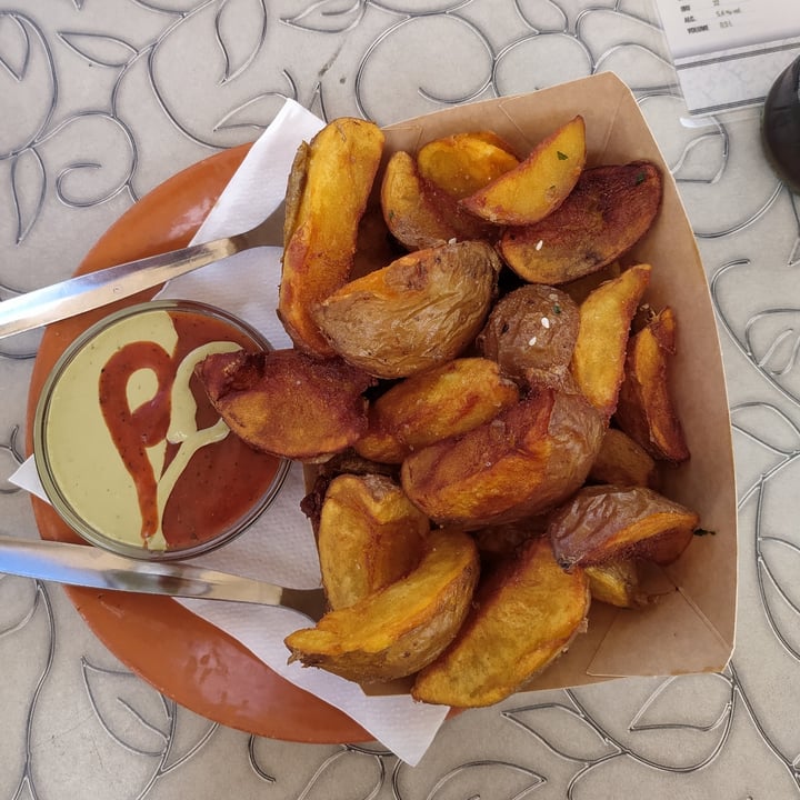 photo of Public & Vegan Kitchen Bled Fried potatoes with ketchup and guacamole shared by @lalla2527 on  26 Aug 2022 - review