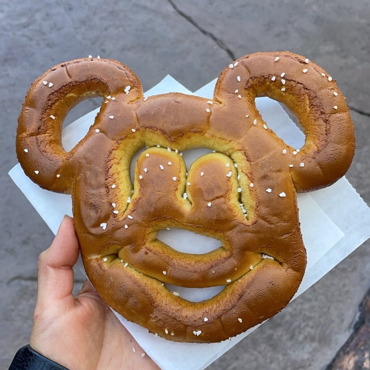 photo of Disneyland Park Mickey Mouse Pretzel shared by @melnourish on  04 Jan 2022 - review