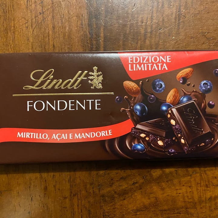 photo of Lindt Fondente mirtillo, acai, mandorle shared by @whatthefuck on  18 Sep 2022 - review