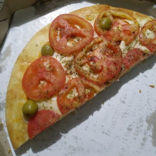 菜肴“Pizza Napolitana con Queso de Almendras”的照片