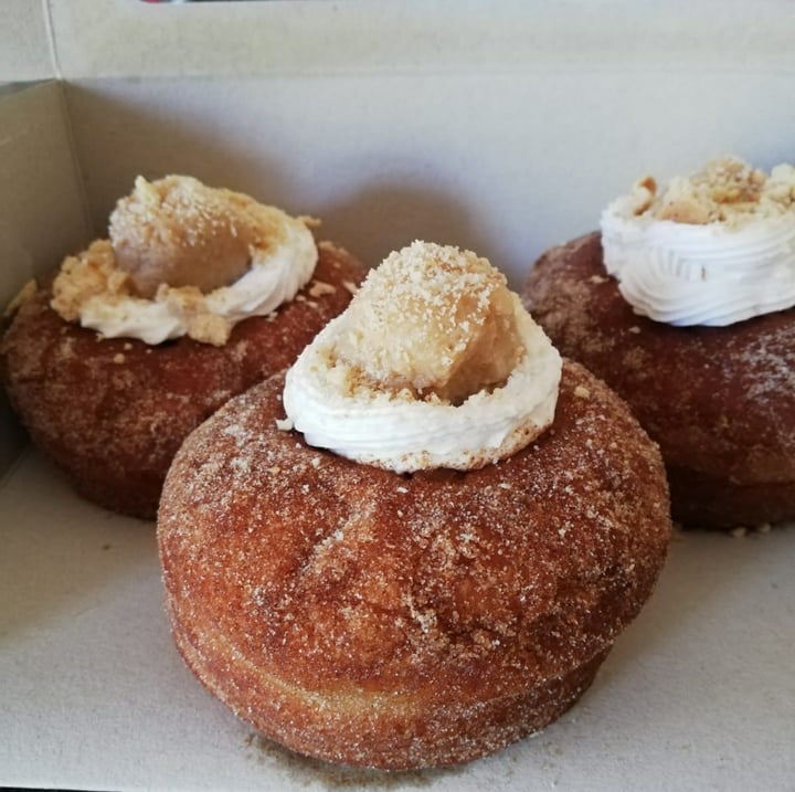 photo of Grumpy & Runt | Little Deli & Donuts Apple Crumble Donut shared by @rynol on  18 Jul 2020 - review