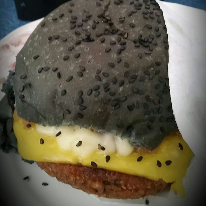 photo of Animal Chef Dark Burguer shared by @michelleciascavegan on  13 Jul 2021 - review