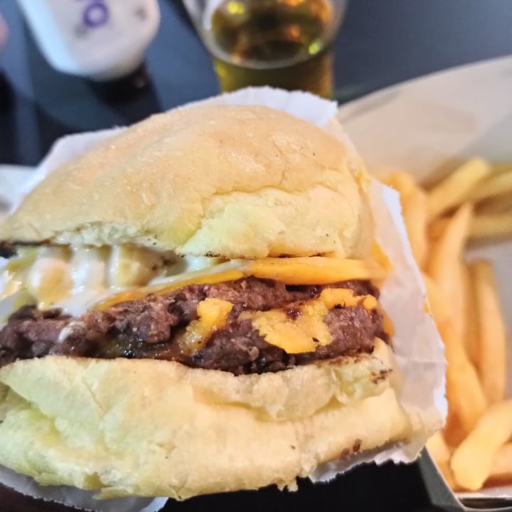 photo of VEGAN FOX Mac & cheese burger shared by @lau8683 on  28 Aug 2021 - review