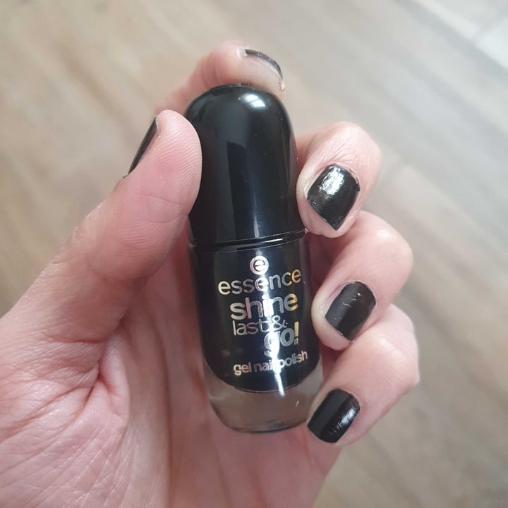 review photo of Essence Smalto Shine Last & Go 46 (Black is Black) shared by @fruka19 on 23 Apr 2022 - review