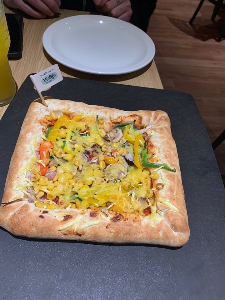 photo of Pizza Hut Restaurants Stuffed Crust Vegan Cheese Pizza shared by @shotsbytofuu on  28 Mar 2020 - review
