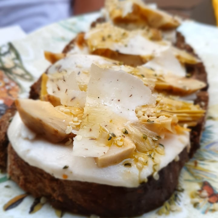 review photo of Amasia Sustainable Living crostoncino con mozzarella di riso, carciofini, sayve al tartufo shared by @ziasilvish on 15 Jul 2022 - review
