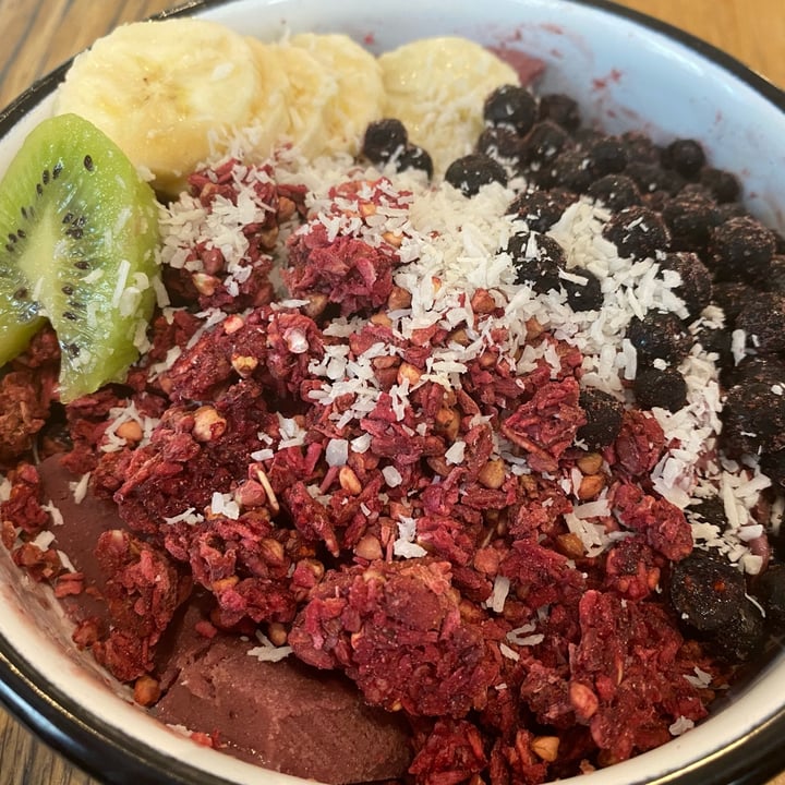 photo of Wild & The Moon Opéra Acai Bowl shared by @beaandveganfood on  28 Mar 2022 - review