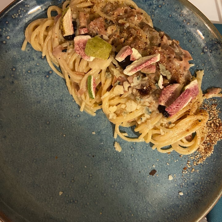 review photo of Romeow Cat Bistrot Spaghettone Di Gragnano, Fichi Caramellati, Gorgonzola, Aglio Nero E Affumicato Vegetale shared by @fiammetta on 12 Sep 2022 - review